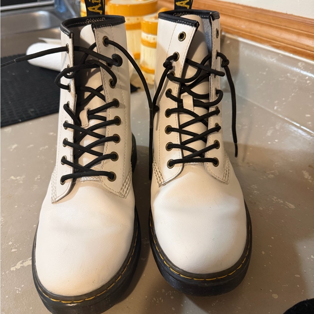 White Doc Martin boots size 10 (Dr. Martin’s authentic)